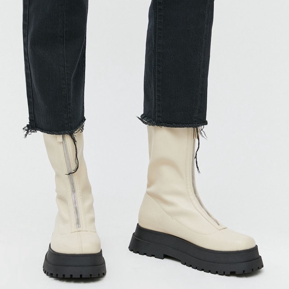 NWT URban Outfitter’s Zola Zip Platform Boot